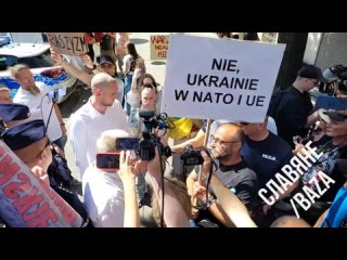 Поляки: «Степан Бандера — проститутка Гитлера!»
