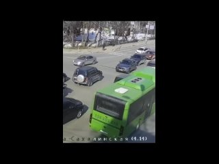 ⚡️ Не самый умный поступок: маленький сахалинец чуть не угодил под колёса автомобиля

Беда чуть не случилась на пересечении Мира