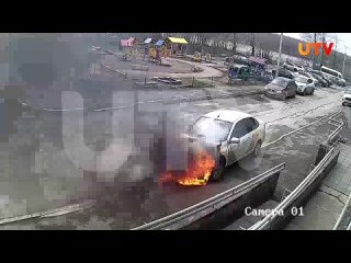 В Уфе на улице Мушникова загорелась машина такси. Видео UTV