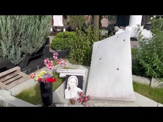 Пять выстрелов - необычный памятник на могиле Анны Политковской _ Троекуровское кладбище