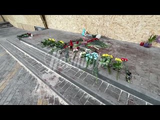 Белгородцы устроили стихийные мемориалы в память об убитых вчера мирных людях — цветы и игрушки несут и к старому монументу