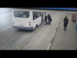 😱В Воронеже пассажирка слишком сильно пыталась закрыть дверь автобуса и отрубила себе палец 

Женщина слишком сильно хлопнула дв