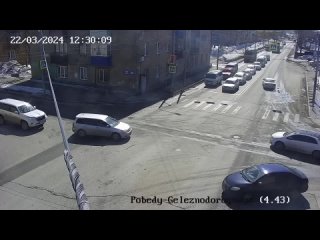 Грузовик в Южно-Сахалинске снес один столб, выехал на тротуар и врезался во второй столб