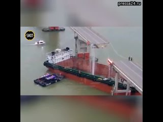 “Мост глупости“ по-китайски: грузовое судно снесло пролëт моста в городе Гуанчжоу.  ЧП произошло ран