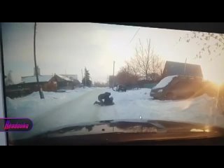 В Пермском крае 9-летняя девочка скатывалась с горки прямиком на проезжую часть и попала под машину    В поселке Курган... (видео)