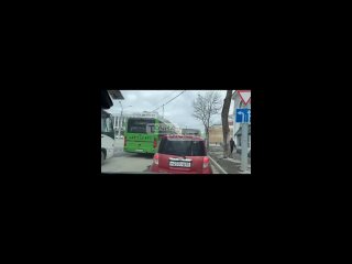 🚍 Водители возмущены манёврами автобуса в Южно-Сахалинске

Неприятная ситуация произошла на пересечении улиц Ленина и Карла Марк