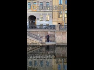 Время усладить ваши глаза и уши: скрипач играет для петербуржцев на спуске к каналу Грибоедова