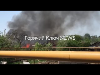 Три жилых дома загорелись рядом с Горячим Ключом