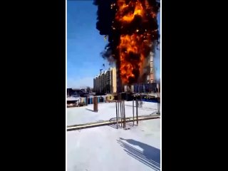 В Твери - Недостроенное здание охвачено пламенем, утеплитель стал причиной пожара