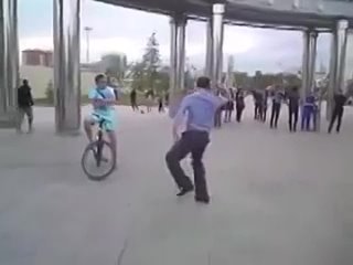 Танцующий милиционер в Тюмени