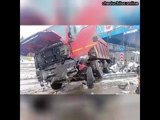 Страшная авария произошла на платном участке Минского шоссе в Подмосковье   Огромный грузовик на бол