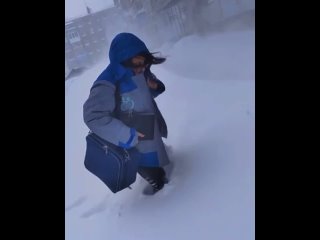 В Воркуте бригаде «скорой» пришлось пробираться к пациенту по пояс в снегу