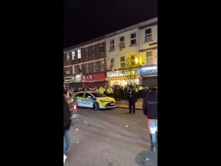 🇬🇧 London, an Islamic crowd throws objects, causing British police to retreat
