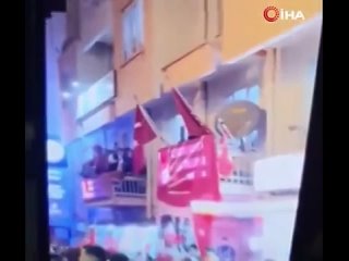 Замглавы отделения оппозиционной партии Турции Мехмет Палаз погиб в результате обрушения балкона во время бурных празднований по