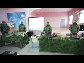 Военные инженеры провели занятия с учащимися старших классов и юнармейцами одной из школ Мариуполя.