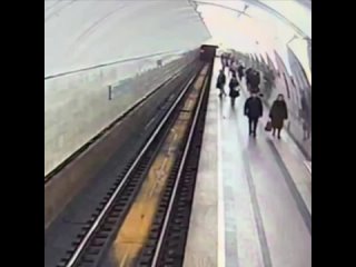 Криминальный прыжок Мужчина на станции метро Чкаловская ловко спрыгнул с платформы пути.