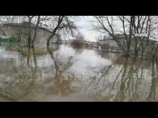 Паводок в Оренбурге дошёл до многоквартирных домов в старой части города. За ночь первые этажи ушли под воду, люди могут быть за