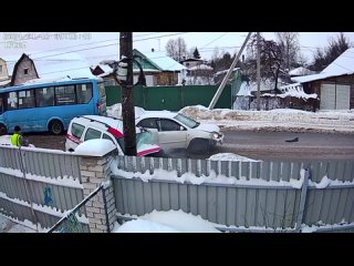 Момент ДТП с участием автомобиля скорой помощи и автобуса Транспорта Верхневолжья