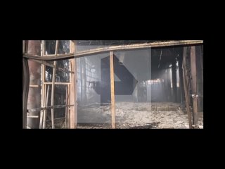 На кадрах — последствия пожара в “Крокус Сити Холле“. Можно увидеть, что здание почти полностью сгорело, а на месте работаю опер