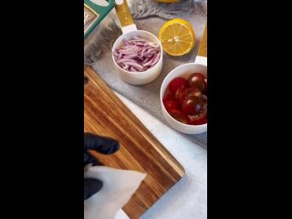Запеченные кальмары с томатами и луком в панировке