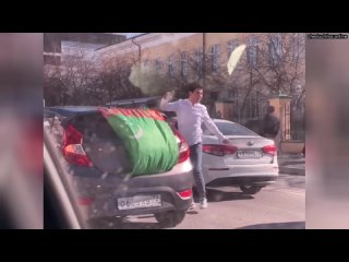 И пусть весь мир подождет. В Тюмени мигрант устроил танцы с флагом Туркменистана на дороге  Больши