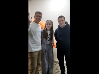 Анатолий Руденко и Александр Пашков с юной поклонницей.