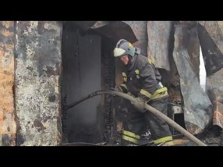 Спасатели вынесли баллоны из горящего дома
