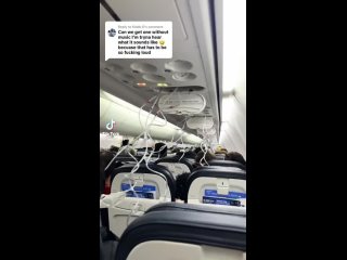 У самолета Boeing 737 Max отвалилась аварийная дверь в полете