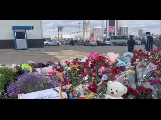 🙏У «Крокуса» появилась табличка с соболезнованиями от таджикского народа 

🥀Установившие ее также возложили несколько сотен цвет