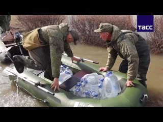 Военнослужащие доставили отрезанным паводком жителям Оренбуржья 20 тыс. литров воды