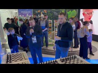 На стенде Алтайского края на международной вставке-форуме Россия (ВДНХ, г.Москва) идет День шахмат. Посетители стенда участвую