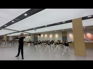 Урок танцев в китайской школе БАЛЕТА  До следующих выходных выучить. Проверю  Зубарев @zubarefff