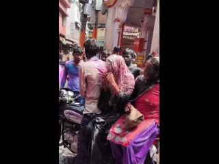 🇮🇳 Во время «фестиваля красок» в Индии индуисты напали на мусульманскую семью, обливая водой и красками, и скандируя религиозные