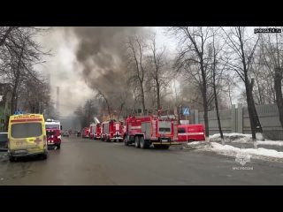 ️Площадь пожара в цехе в Екатеринбурге выросла до 4,5 тыс. кв. м, крыша рухнула на площади 300 кв. м