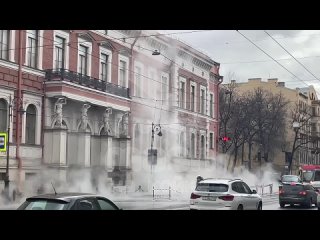 Литейный сегодня — в стиле стимпанк. Эпичное видео из центра Питера прислали наши подписчики