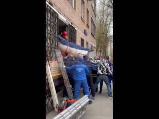 Крупного больного мужчину выносят через окно в Москве