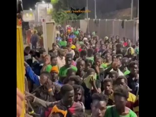 C'EST L'ITALIE - Des milliers de migrants envahissent l'le de Lampedusa, o vivent seulement 6 000 habitants