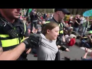 Ebből a videóból ítélve Greta Thunberg elégedett azzal, hogy letartóztatták egy hágai tüntetésen