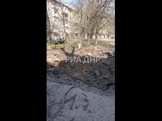 Последствия прилета украинского снаряда по магазину в Енакиево (ДНР)