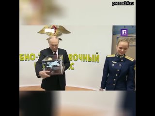 Выпускницы лётного училища в Краснодаре подарили Владимиру Путину модель самолёта Як-130.   Ранее пр