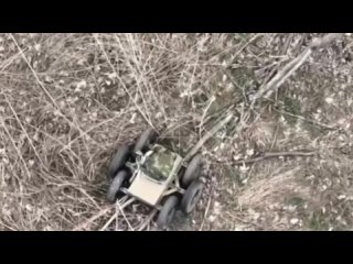 🇷🇺🇺🇦 Летающий дрон РФ сбросом уничтожает наземный дрон камикадзе Украины