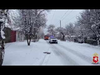 Сотрудники Госавтоинспекции Севастополя оказали помощь участникам дорожного движения в условиях зимних холодов