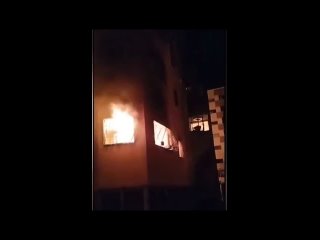 Los apartamentos residenciales alrededor del complejo mdico Al-Shifa en el oeste de Gaza se incendiaron despus de ser bo