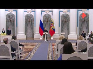 Владимир Путин вручает премии молодым деятелям культуры в области литературы и искусства
