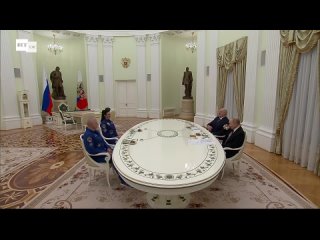 Wladimir Putin und Alexander Lukaschenko treffen sich mit zwei Raumfliegern