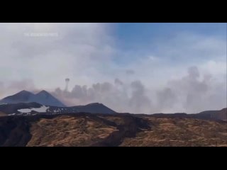К засверкавшей молниями Статуе Свободы присоединился вулкан Этна