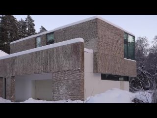 [ZROBIM architects — Архитектурное бюро] Обзор дома г-образной формы с панорамным остеклением и видом на лес, 327 м2