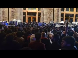 Массовые беспорядки возле здания правительства в Ереване набирают обороты