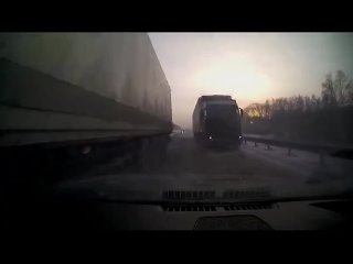 Под Новосибирском водитель фуры решил пойти на обгон, но не рассчитал и чуть не угробил пассажиров легковушки