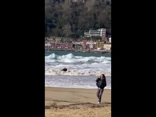 Человека снесло приливной волной на пляже Ла-Конча в городе Доностия-Сан-Себастьян (Испания, Страна Басков, 25 февраля 2024).